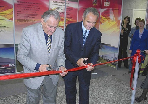 Семён Борисович Бергер и Валерий Васильевич Гаврилов открывают выставку Новое Предприятие - 2006